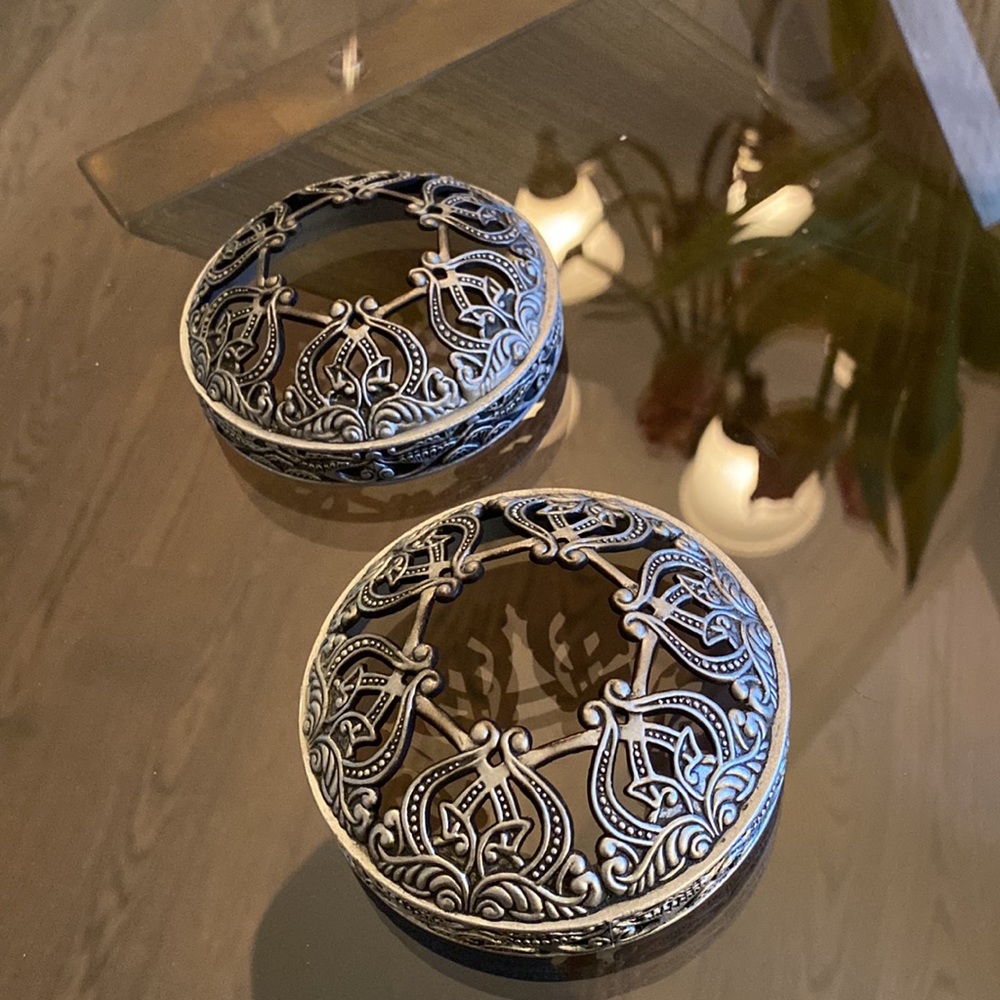 2 Yankee candle decorative toppers